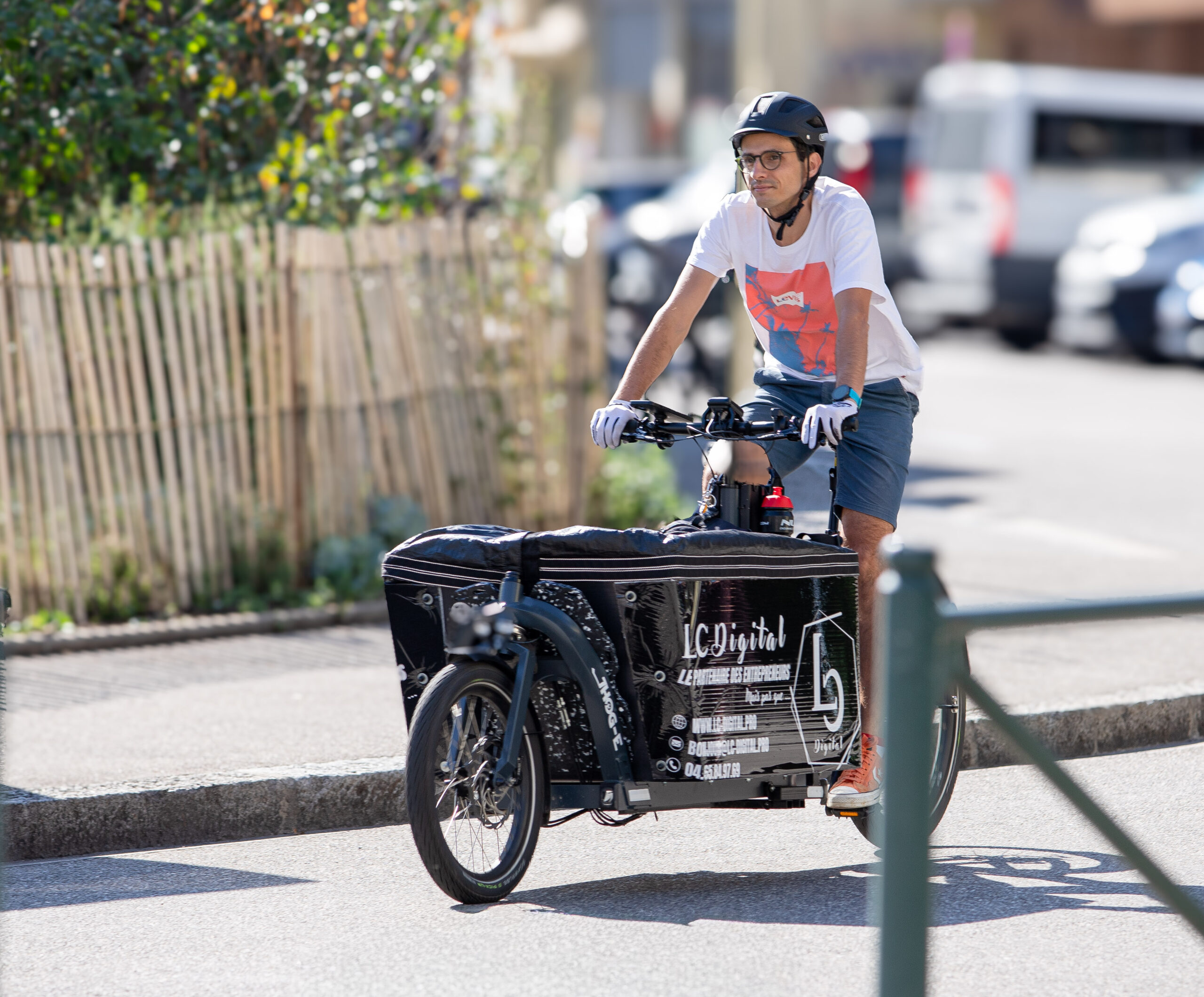 Ludovic Clavaud sur son vélo cargo